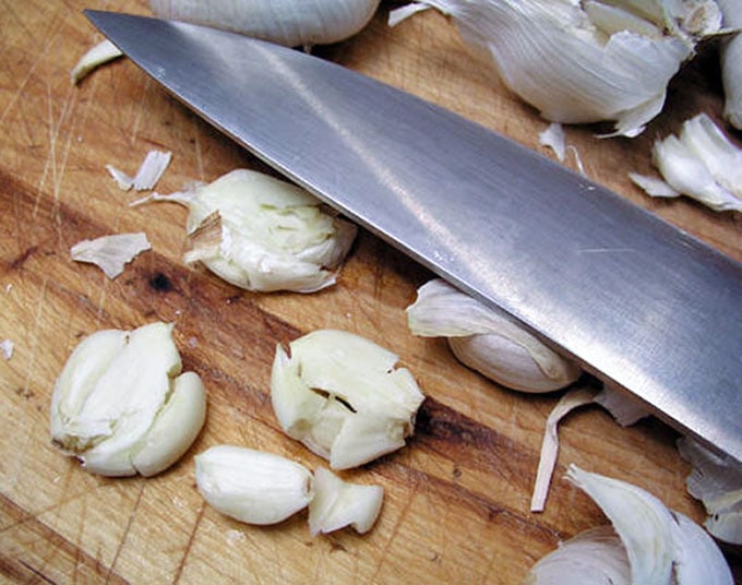 how to flatten garlic using the side of a knife