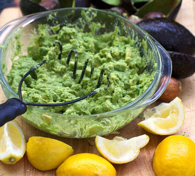 The best guacamole starts with perfectly ripe avocados, lemon or lime juice, fresh garlic and salt. Other tasty add-ins depend on your taste. Homemade guacamole is the absolute best and the recipe is easy l www.panningtheglobe.com