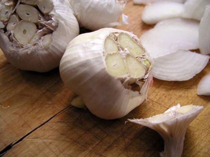 plov-cut-garlic-bulbs