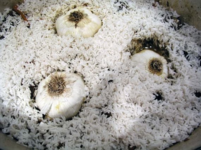 plov-garlic-in-rice