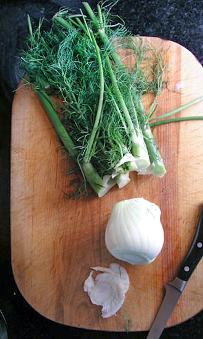 Risotto cakes with roasted fennel and tomatoes - the perfect make-ahead dinner party recipe l panningtheglobe.com