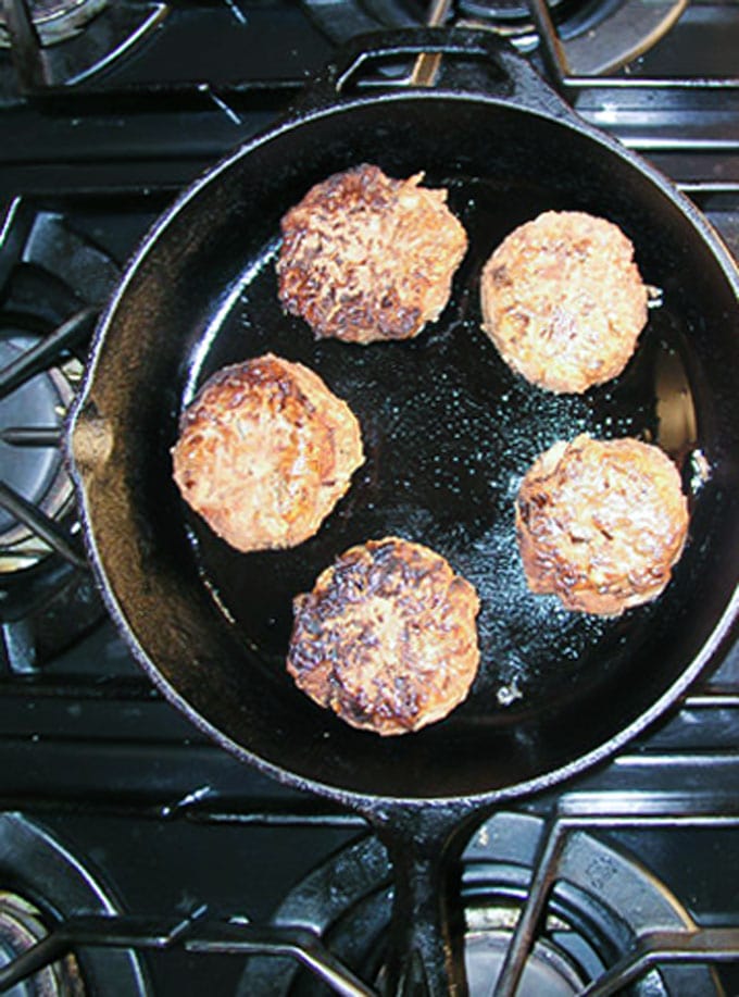 Risotto cakes with roasted fennel and tomatoes - the perfect make-ahead dinner party recipe l panningtheglobe.com