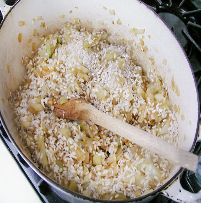 Risotto cakes with roasted fennel and tomatoes - the perfect make-ahead dinner party recipe l panningtheglobe.com