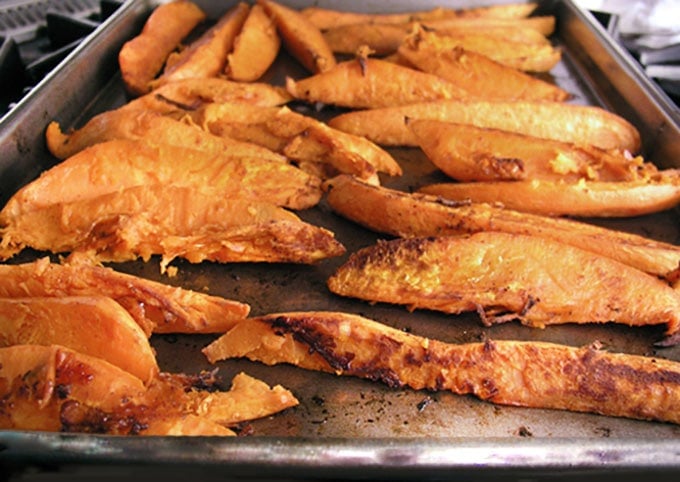 Chili and Brown Sugar Sweet Potato Wedges with Chipotle Aioli Dipping Sauce | Panning The Globe