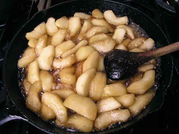 Tart-apples-caramelized-in-panweb