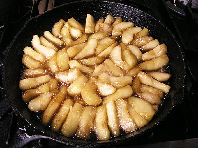 Tart-apples-decorated-in-pan