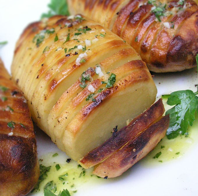 Hasselback Potatoes - How to tranform an ordinary potato into something spectacular | Panning The Globe