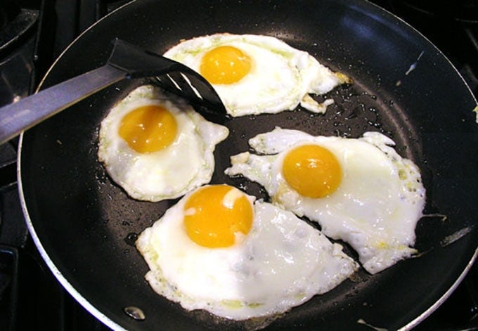 how to fry eggs for huevos rancheros