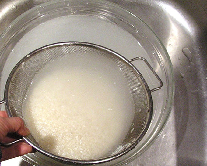 rinsing rice