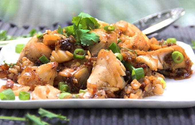 Caramelized Black-Pepper Fish is a delicious Vietnamese dish that's easy to cook at home. The main flavor components are caramelized sugar, shallots and lots of black pepper. The recipe is easy enough for a weeknight (30 minutes) and delicious enough for a special occasion l www.panningtheglobe.com 