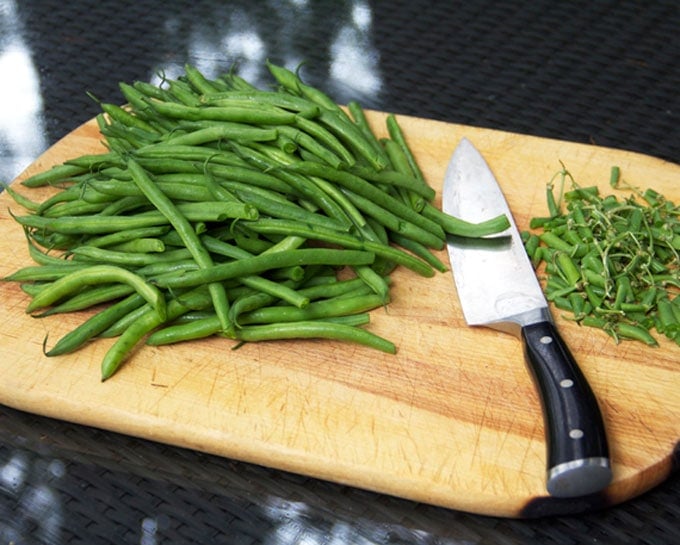 photo shows how to trim green beans.