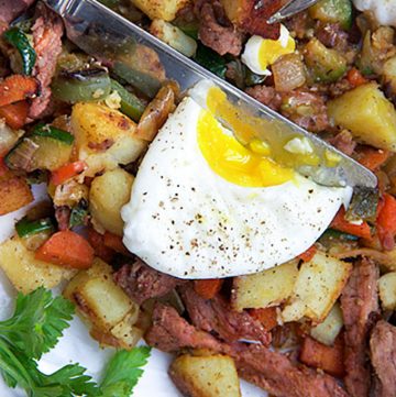 Corned beef hash: a delicious healthier recipe with lots of veggies. Add a poached egg on top for a fantastic breakfast, lunch or dinner.