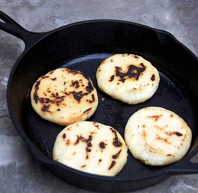 how to make Venezuelan arepas