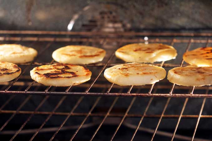 how to make Venezuelan arepas