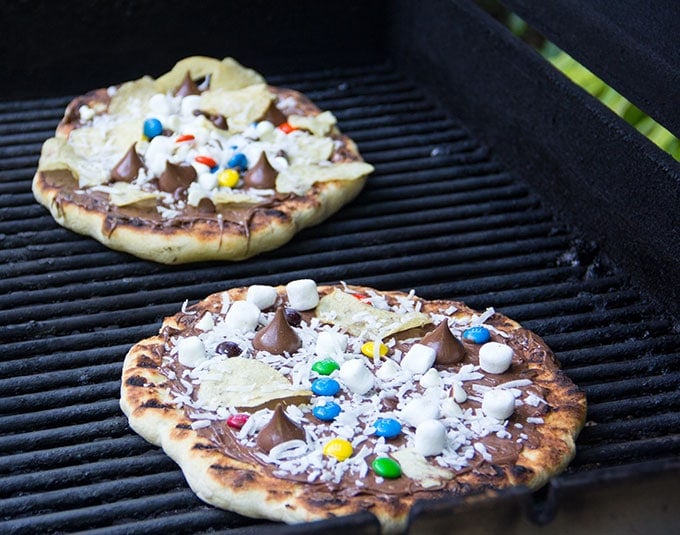 how to make grilled chocolate pizza