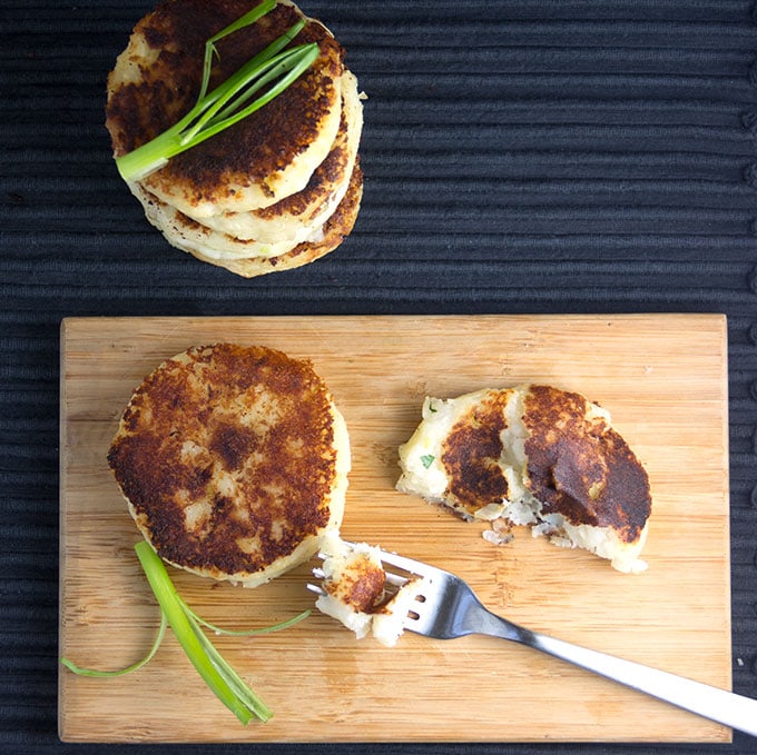 If you love potato pancakes, you've got to try these scrumptious Ecuadorian cheese and potato patties, also called Llapingachos. Just 3 main ingredients. Naturally gluten free. Delicious with tomato avocado onions salad (recipe included) I panningtheglobe.com