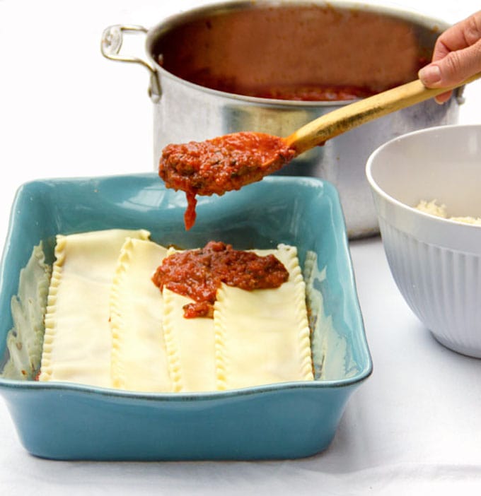 Rich flavorful meaty tomato sauce with ground beef and sausage layered with noodles and three cheeses. No bechamel sauce needed in this simple, delicious lasagna recipe - my favorite recipe for classic Italian lasagna l panningtheglobe.com