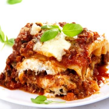 Rich flavorful meaty tomato sauce with ground beef and sausage layered with noodles and three cheeses. No bechamel sauce needed in this simple, delicious lasagna recipe - my favorite recipe for classic Italian lasagna l panningtheglobe.com