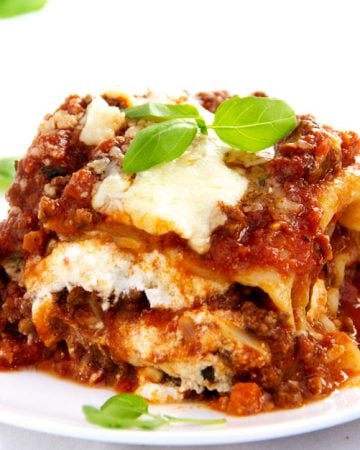 Rich flavorful meaty tomato sauce with ground beef and sausage layered with noodles and three cheeses. No bechamel sauce needed in this simple, delicious lasagna recipe - my favorite recipe for classic Italian lasagna l panningtheglobe.com
