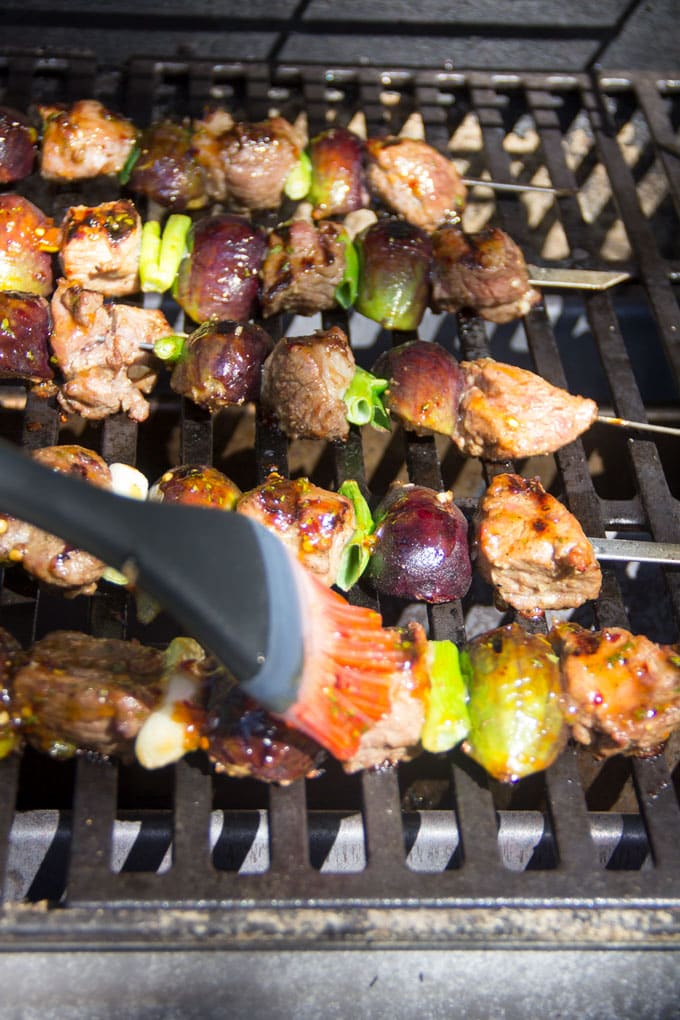 Here’s a kebab recipe for your next barbecue – grilled skewers of lamb and fresh figs with a sweet, spicy, minty glaze. The subtle sweet flavor of grilled figs is so delicious with the charred rich grilled lamb. The glaze takes it over the top.