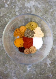 Ras el hanout is a fantastic North African spice mix that's super easy to make. There are so many good reasons to have a jar of Ras el hanout on hand. It's a fantastic rub for beef, chicken or fish and a wonderful flavor base for soups, stews and marinades | recipe by panningtheglobe.com