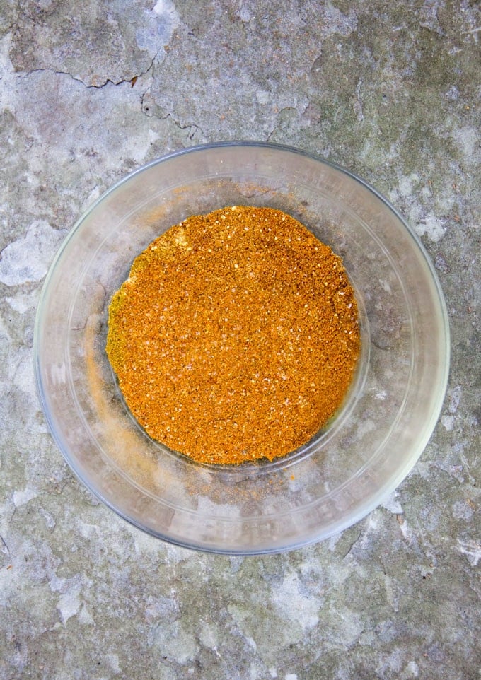 Ras el hanout is a fantastic North African spice mix that's super easy to make. There are so many good reasons to have a jar of Ras el hanout on hand. It's a fantastic rub for beef, chicken or fish and a wonderful flavor base for soups, stews and marinades | recipe by panningtheglobe.com