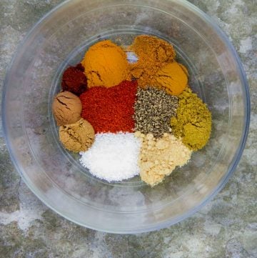 Ras el hanout is a fantastic North African spice mix that's super easy to make. There are so many good reasons to have a jar of Ras el hanout on hand. It's a fantastic rub for beef, chicken or fish and a wonderful flavor base for soups, stews and marinades | recipe by panningtheglobe.com