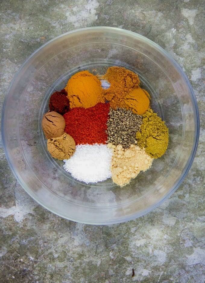 Ras el hanout is a fantastic North African spice mix that's super easy to make. There are so many good reasons to have a jar of Ras el hanout on hand. It's a fantastic rub for beef, chicken or fish and a wonderful flavor base for soups, stews and marinades | recipe by panningtheglobe.com