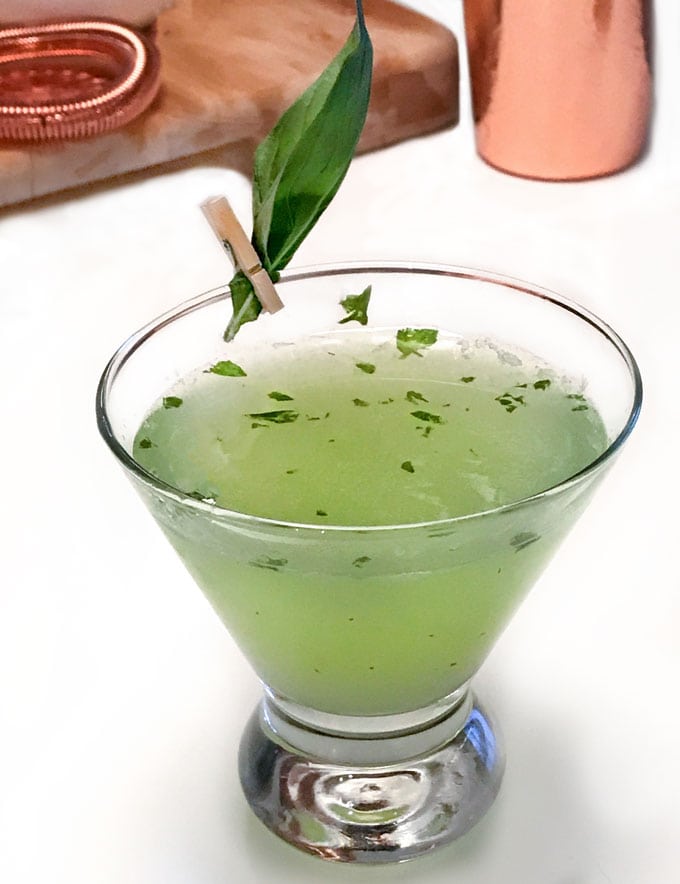 This Basil Vodka Gimlet is a refreshing lime and basil-infused vodka cocktail with a touch of sweetness made with muddled basil, fresh lime juice, vodka and simple syrup l panningtheglobe.com 