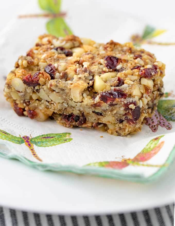 https://www.panningtheglobe.com/wp-content/uploads/2019/01/fruit-nut-bars-close.jpg