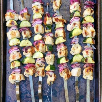 7 grilled skewers of chicken souvlaki with zucchini and red onions