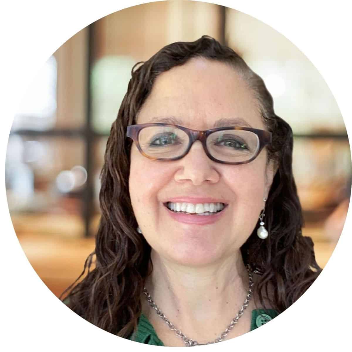 head shot of Lisa Goldfinger - blogger at Panning The Globe